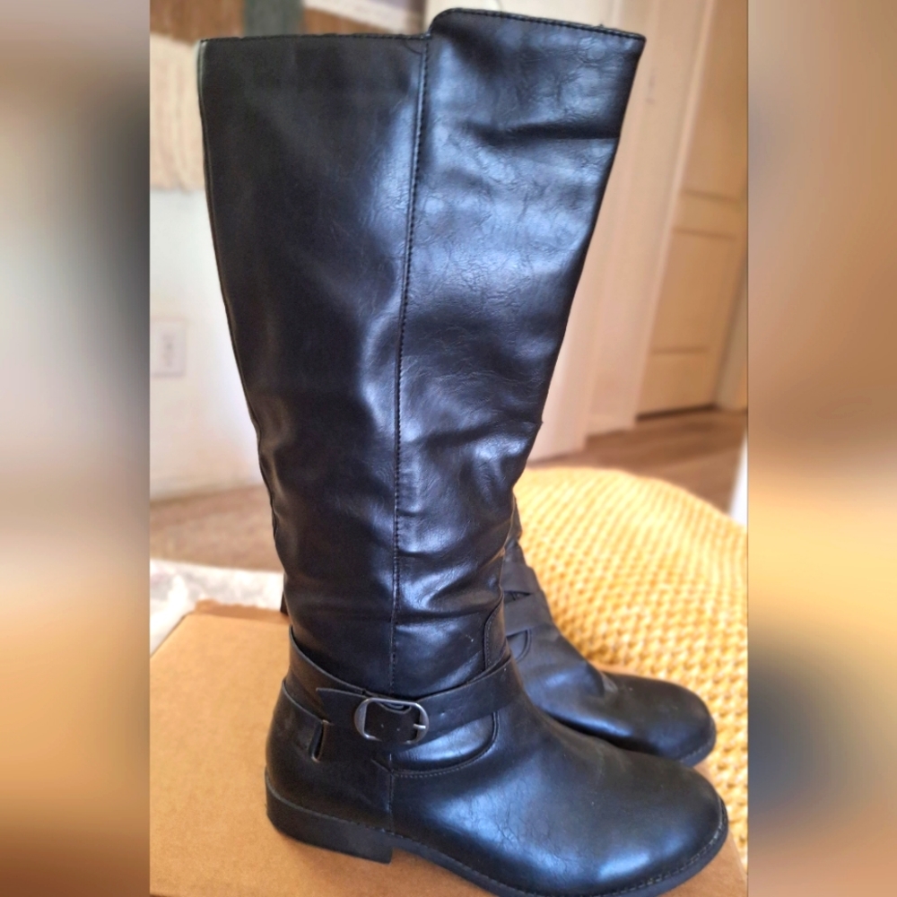 Under-the-knee flat zip-up boots